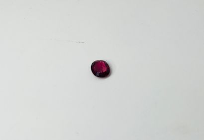null Grenat rhodolite de couleur prune taille ovale pesant 1,12 ct
