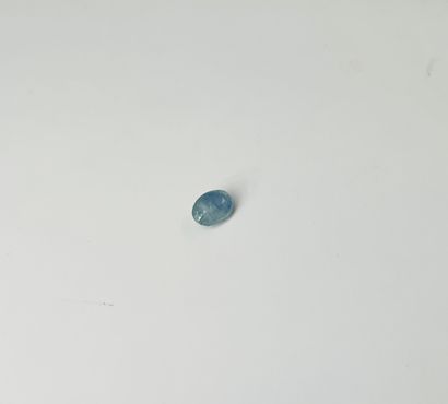 null Saphir bleu taille ovale facetté pesant 2,48 carats. Avec son certificat GJSPC...