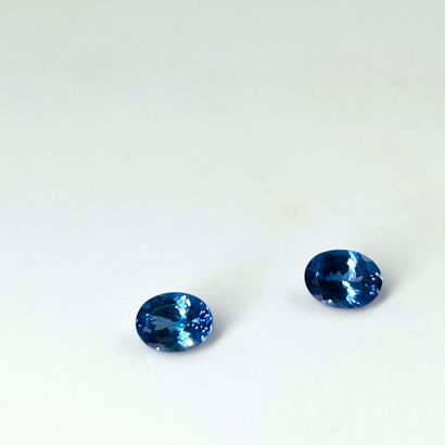 null Pair of oval tanzanites weighing 3.23 cts total. Accompanied by an AIG cert...