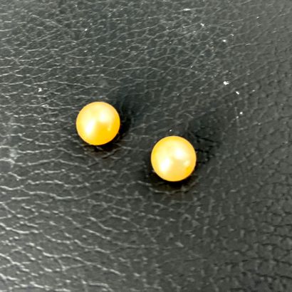 null Pairing of cultured pearls weighing 10.29 cts each. Drilled 2 holes. Diameter...