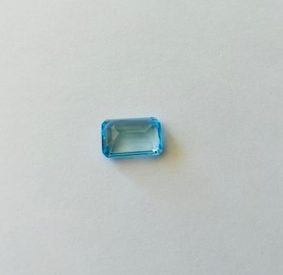 null Octagonal blue topaz weighing 17 cts - Probable provenance BRAZIL. Dimensions...