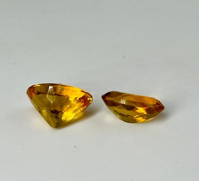 null Lot de 2 citrines ovales facettées pesant 8.5 cts et 6.2 cts (14,7 carats total)....