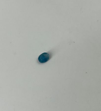 null Saphir bleu taille ovale facetté pesant 2,48 carats. Avec son certificat GJSPC...
