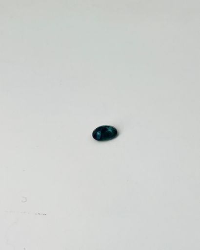 null Saphir bleu taille ovale pesant 1,10 cts. Avec son certificat IGI.