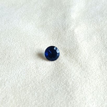 null Topaze bleu violacé taille ronde concave pesant 4.19 cts - Provenance probable...