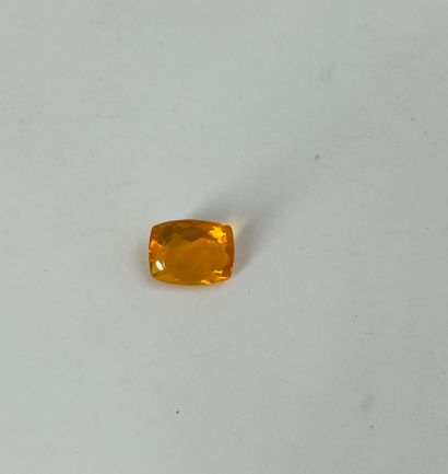 null Opale de feu taille coussin rectangulaire pesant 3.84 cts, probablement du Mexique. Dimensions :...