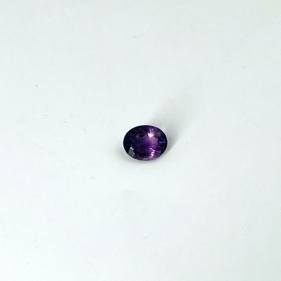椭圆形切面的紫水晶，重3.96克拉，可能来自巴西。尺寸：1.2乘以1厘米（小幅缺...