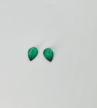 null Lot of 2 green topaz pear size weighing 3 cts total Dimensions: 0.9 x 0.6 c...