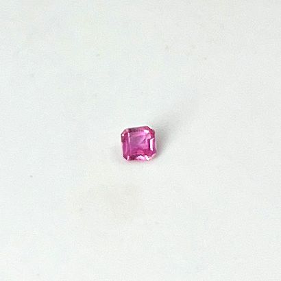 方形切割粉红蓝宝石，重0.18克拉。尺寸：0.3 x 0.3厘米