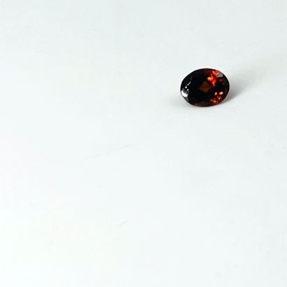 重达2克拉的椭圆刻面红石榴石。尺寸：0.6乘0.8厘米