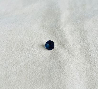 null Topaze bleu violacé taille ronde concave pesant 4.19 cts - Provenance probable...