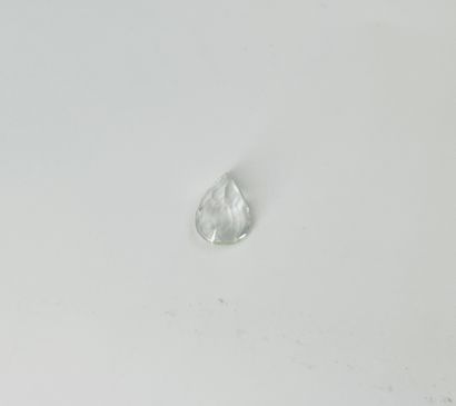 null Topaze incolore taille poire pesant 5.27 cts Dimensions: 1,4 x 0.9 cm