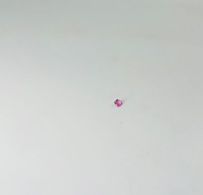 null Square cut pink sapphire weighing 0.18 ct.Dimensions: 0.3 x 0.3 cm