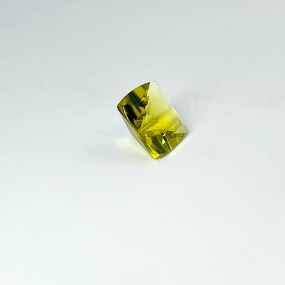 null Lemon Quartz faceted square cut weighing 15.61 cts.