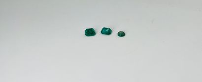 null Lot of three emeralds, rectangular cut for two of them, the other round, weighing...