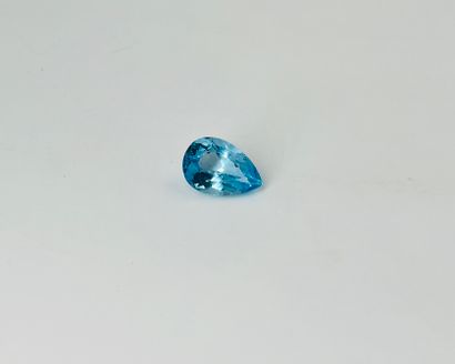 null Topaze bleue taille poire pesant 23,38 carats.  Dimensions : 2.2 x 1.5 cm