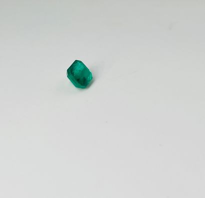 null Square cut emerald weighing 1.96 ct. (chips) Accompanied by an AIG certificate...