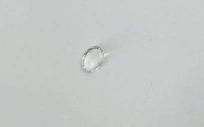 null Topaze incolore ovale facettée pesant 5.45 cts Dimensions : 1,2 x 1,0 cm