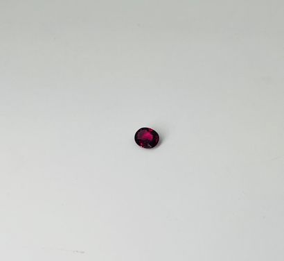 null Grenat rhodolite de couleur prune taille ovale pesant 1,12 ct