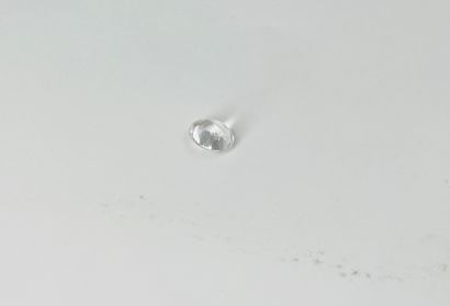 null Topaze incolore ovale facettée pesant 5.45 cts Dimensions : 1,2 x 1,0 cm