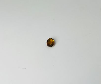 null Tourmaline jaune taille ovale pesant 1,29 ct