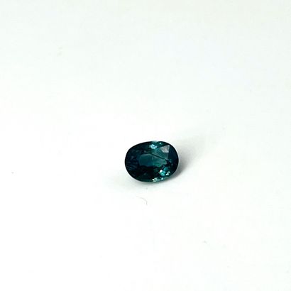 椭圆形蓝色蓝宝石，重达1.10克拉。有其IGI证书。
