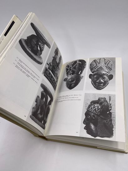 null 1卷：《喀麦隆古代艺术》，皮埃尔-哈特编，《黑非洲艺术》，阿努维尔，1986年（精装，条件如新）。