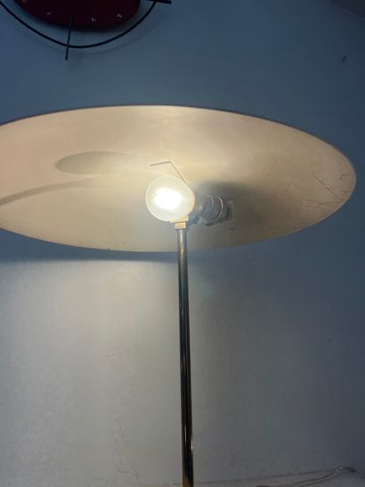null Pierre DISDEROT (1959) Lampe à poser modèle «1013», diffuseur et socle en métal...