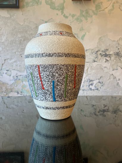 West Germany

Vase col cintré 

H. 30 cm