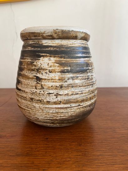 Vase en céramique blanc brun nuancé à décor...