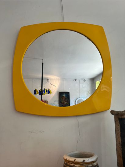 null Miroir en plastique jaune. Années 70

H. 55,5 cm L. 55,5 cm