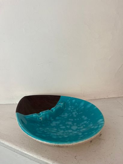 null Travail Américain Jaro 

Cendrier en céramique bleu et marron

L.30,5 cm