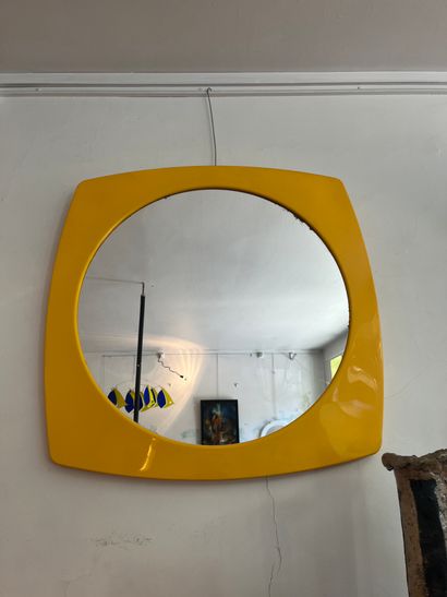 null Miroir en plastique jaune. Années 70

H. 55,5 cm L. 55,5 cm