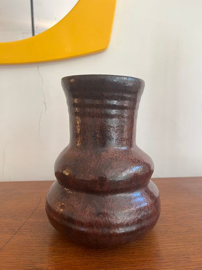ACCOLAY (1945-1992) Vase à pans godronné...