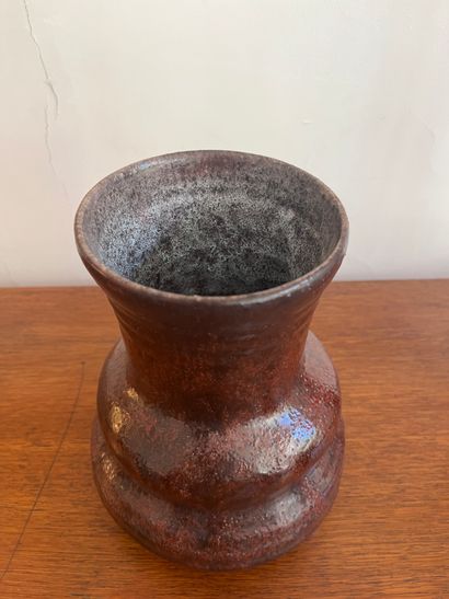 null ACCOLAY (1945-1992) Vase à pans godronné en céramique marron nuancé

H.28,5...
