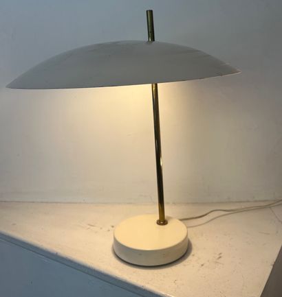 null Pierre DISDEROT (1959) Lampe à poser modèle «1013», diffuseur et socle en métal...