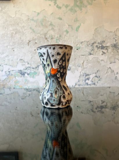 Vase en céramique 

France 

H.15,5 cm