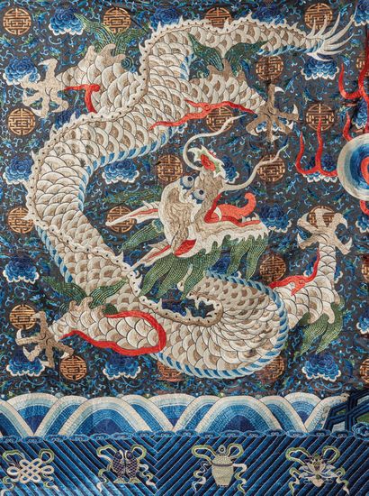 CHINE - XIXe siècle Grand fragment de décoration en soie bleue à décor brodé aux...