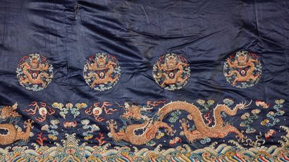 CHINE - XIXe siècle Fragment de décoration d'autel en soie bleue à décor brodé aux...