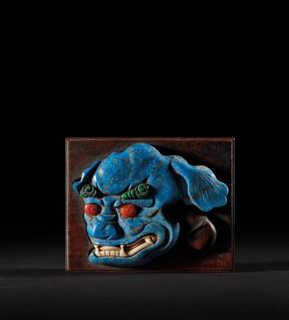 CHINE - XIXe siècle Tête de lion en sodalite bleue incrusté de malachite et agate...