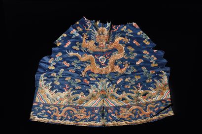 CHINE - XIXe siècle Fragment de décoration d'autel en soie bleue à décor brodé aux...
