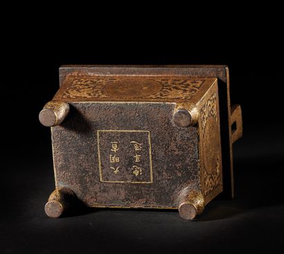 CHINE - XVIIIe/XIXe siècle Brûle-parfum de forme “fangding” quadripode en fer damasquiné...
