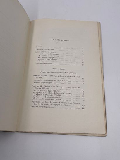 null 1 Volume : "Pyrrhos", Pierre Lévèque, Bibliothèque des Écoles Françaises d'Athènes...