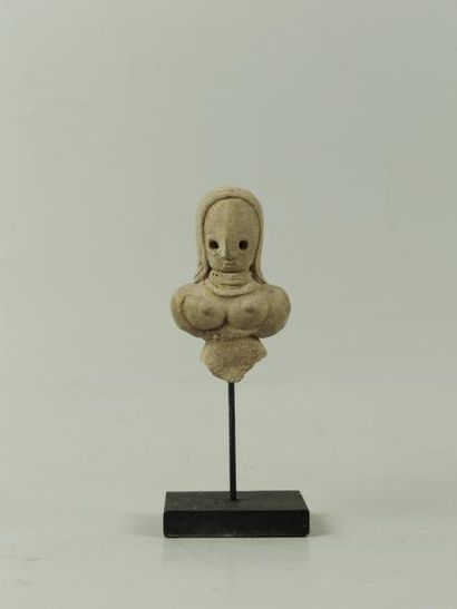 MEHRGARH (3000 av. J.C.) Buste d'idole féminine, les mains placées sous les seins....