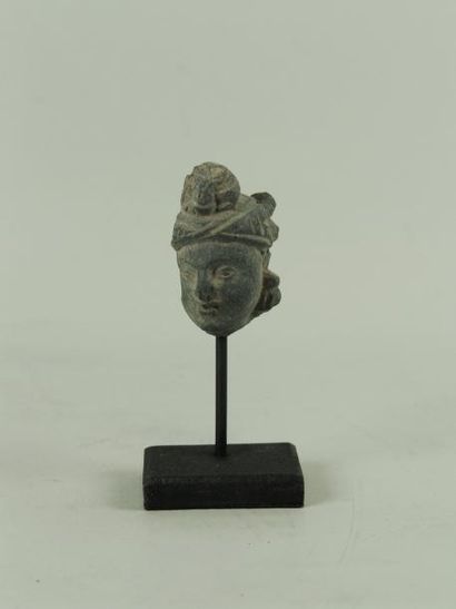 ART GRECO-BOUDDHIQUE DU GANDHARA (Ier - Vème siècle) Tête de Bodhisattva, au turban...