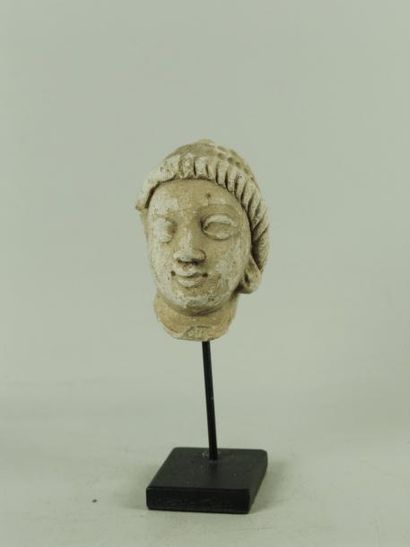 ART GRECO-BOUDDHIQUE DU GANDHARA (Ier - Vème siècle) Tête de donateur. En stuc. H:...