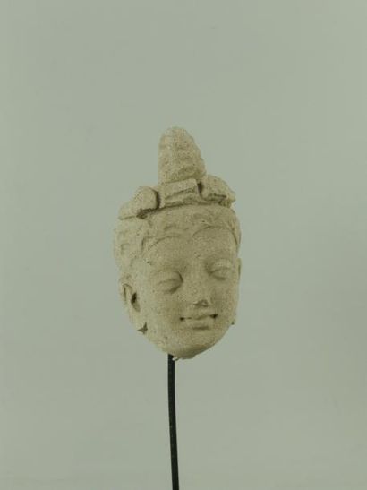 ART GRECO-BOUDDHIQUE DU GANDHARA (Ier - Vème siècle) Tête de Bodhisattva. En stuc....