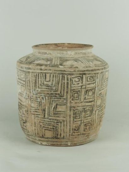 MEHRGARH (3000 av. J.C.) Vase en terre cuite à décor géométrique peint en brun. H:...