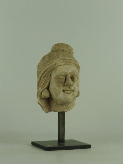 ART GRECO-BOUDDHIQUE DU GANDHARA (Ier - Vème siècle) Tête de femme, la coiffure serrée...