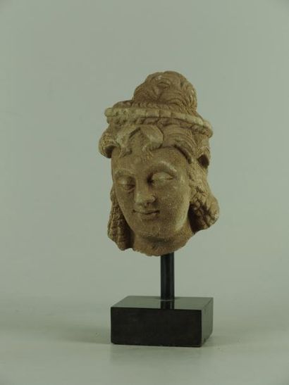 ART GRECO-BOUDDHIQUE DU GANDHARA (Ier - Vème siècle) Tête de divinité féminine, la...